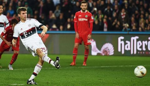 HANOVER, GERMANY - DECEMBER 19: Thomas Müller of Muenchen scores the penalty goal during the Bundesliga match between Hannover 96 and FC Bayern Muenchen at HDI-Arena on December 19, 2015 in Hanover, Germany.  (Photo by Stuart Franklin/Bongarts/Getty Images)