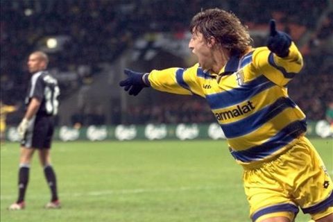 Parma's forward Hernan Jorge Crespo (R) jubilates after scoring the 1st goal as Olympique de Marseille's goalkeeper looks on 12 May 1999 at Luzhniki Stadium in Moscow during the 28th UEFA soccer Cup final between Olympique de Marseille and Parma AC.
(ELECTRONIC IMAGE)