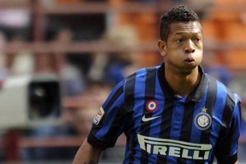 Inter Milan's Alejandro Guarin Vasquez controls the ball during the match against Genoa in their serie A soccer match at Giuseppe Meazza stadium in Milan, April 1, 2012.    REUTERS/Stringer   ( ITALY - Tags: SPORT SOCCER)