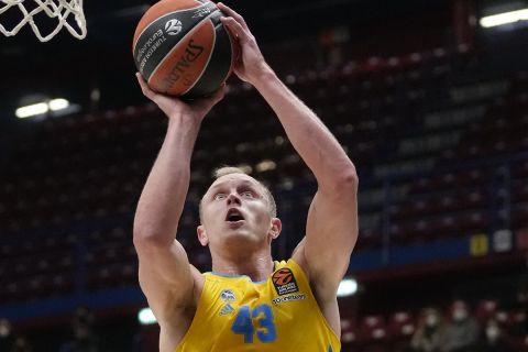 Alba Berlin's Luke Sikma scores a basket during the Euro League basketball match between Olimpia Milan and Alba Berlin, in Milan, Italy, Tuesday, Jan. 18, 2022. (AP Photo/Antonio Calanni)