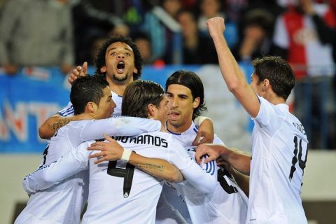 MADRID, SPAIN - JANUARY 20:  Cristiano Ronaldo (L) of Real Madrid celebrates with teamates after scoring Real's first goal during the Copa del Rey quarter final second leg match between Atletico Madrid and Real Madrid at Vicente Calderon Stadium on January 20, 2011 in Madrid, Spain.  (Photo by Denis Doyle/Getty Images)