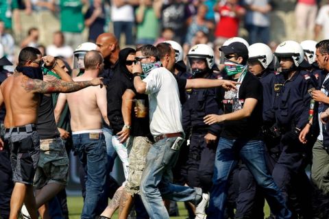 GEPA-22051164013 - WIEN,AUSTRIA,22.MAI.11 - FUSSBALL - tipp3 Bundesliga powered by T-Mobile, SK Rapid Wien vs FK Austria Wien. Bild zeigt Fans und Polizisten. Keywords: Wien Energie. Foto: GEPA pictures/ Christian Ort