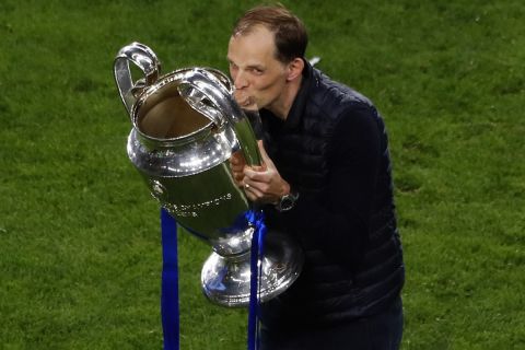 Chelsea's head coach Thomas Tuchel celebrates kissing the trophy after winning the Champions League final soccer match against Manchester City at the Dragao Stadium in Porto, Portugal, Saturday, May 29, 2021. (Susana Vera/Pool via AP)