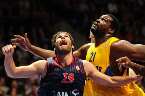 Fernando San Hemeterio (L) of Caja Laboral vies with Sofoklis Schortsanitis (R) of Maccabi during the Euroleague basketball match Caja Laboral vs Maccabi on March 22, 2011 at Fernando Buesa arena, in Vitoria.    AFP PHOTO/ RAFA RIVAS (Photo credit should read RAFA RIVAS/AFP/Getty Images)