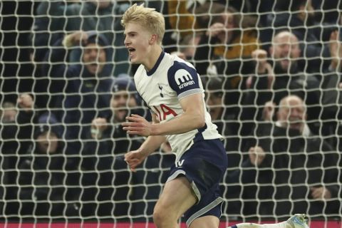 Tottenham's Lucas Bergvall, right, celebrates after scoring the opening goal during the English League Cup semi final first leg soccer match between Tottenham and Liverpool, at the Tottenham Hotspur Stadium in London, Wednesday, Jan. 8, 2025. (AP Photo/Ian Walton)