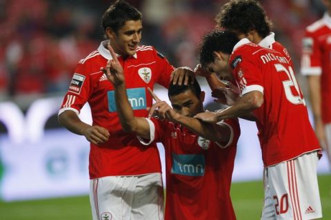 Benfica's Alan Kardec (C) celebrates his  goal against Pacos de Ferreira with his team mates Salvio (L) and Nico Gaitan during their Portuguese Premier League soccer match at Luz stadium in Lisbon October 24, 2010 REUTERS/Hugo Correia (PORTUGAL - Tags: SPORT SOCCER)