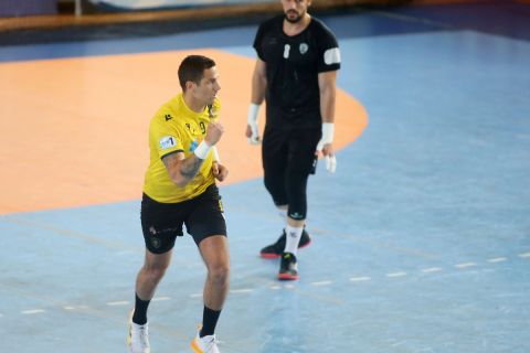 ΠΑΟΚ - ΑΕΚ 23-26: Η Ένωση άντεξε στην αντεπίθεση του Δικεφάλου του Βορρά και προκρίθηκε στους τελικούς της Handball Premier 