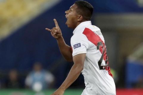 Peru's Edison Flores celebrates scoring his side's 3rd goal against Bolivia during a Copa America Group A soccer match at Maracana stadium in Rio de Janeiro, Brazil, Tuesday, June 18, 2019. Peru one the match 3-1. (AP Photo/Leo Correa)