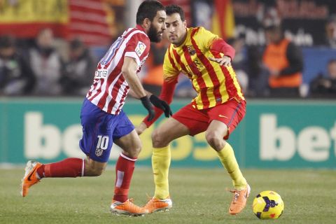 Partido de la Liga BBVA disputado entre el Atlético y el Barcelona. En la imagen, Arda y Busquets. 

League BBVA match played between Atlético and Barcelona. In this picture, Arda and Busquets.