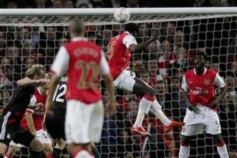 Arsenal's Emmanuel Adebayor, center,  heads in a goal  against Liverpool  during their Champions League quarter final first leg soccer match at Arsenal's  Emirates Stadium in London, Wednesday, April 2, 2008. (AP Photo/Paul Thomas)