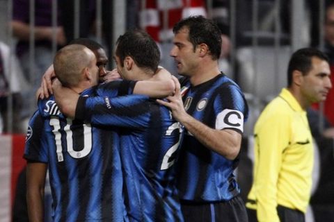 (From L to R) Inter Milan's Samuel Eto'o, Wesley Sneijder, Goran Pandev and Dejan Stankovic celebrate a goal during their second leg round of sixteen Champions League soccer match against Bayern Munich in Munich March 15, 2011.  REUTERS/Michaela Rehle  (GERMANY - Tags: SPORT SOCCER)