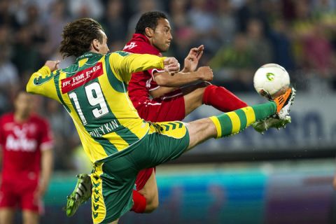 ADO Den Haag's Dmitry Bulykin (L) duels with Denny Landzaat of FC Twente Enschede during their Dutch first league football match in The Hague, on April 22, 2011.    AFP PHOTO/ ANP/ TOUSSAINT KLUITERS    ***NETHERLANDS OUT - BELGIUM OUT*** (Photo credit should read TOUSSAINT KLUITERS/AFP/Getty Images)