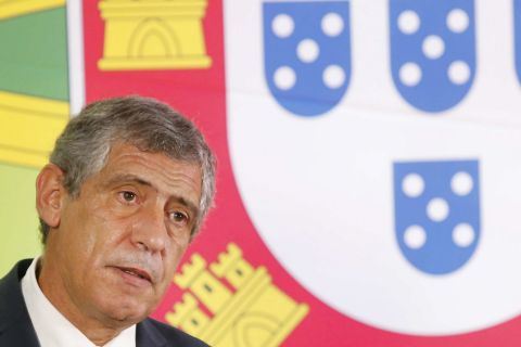 Fernando Santos apresentado
O novo Selecionador Nacional foi apresentado esta quarta-feira pelo Presidente da Federação Portuguesa de Futebol ( Fernando Gomes  ) 
Fernando Santos, de 59 anos, passará a estar ao serviço da Seleção Nacional e dará continuidade à tarefa de qualificar Portugal para a fase final do Campeonato da Europa França 2016.
Auditorio Manuel Quaresma
