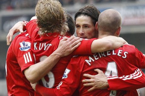 Liverpool's Fernando Torres (2nd R) celebrates his goal against Wolverhampton Wanderers with teammates during their English Premier League soccer match at Molineux in Wolverhampton, central England, January 22, 2011.   REUTERS/Darren Staples (BRITAIN - Tags: SPORT SOCCER) NO ONLINE/INTERNET USAGE WITHOUT A LICENCE FROM THE FOOTBALL DATA CO LTD. FOR LICENCE ENQUIRIES PLEASE TELEPHONE ++44 (0) 207 864 9000