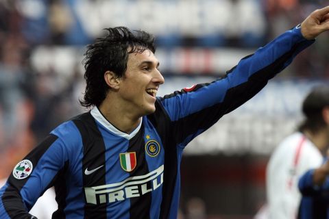 Inter Milan's defender Nikolas Burdisso celebrates after scoring a goal against Cagliari during their italian serie A football match at San Siro stadium in Milan, 17 February 2007. AFP PHOTO / Paco SERINELLI.DV154150