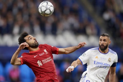 Liverpool FC v Real Madrid - UEFA Champions League Final 2021/22 Mohamed Salah of Liverpool and Karim Benzema of Real Madrid compete for the ball during the UEFA Champions League final match between Liverpool FC and Real Madrid at Stade de France on May 28, 2022 in Paris, France. Paris France PUBLICATIONxNOTxINxFRA Copyright: xJosexBretonx originalFilename:breton-liverpoo220528_npYpu.jpg 