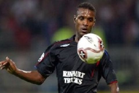 Eric ABIDAL - Lyon /Olympiakos - 19.10.2005 - Champions League C1 - Foot Football - OL - hauteur action controle