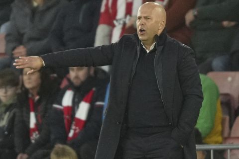 Liverpool's manager Arne Slot gives instructions during the English Premier League soccer match between Southampton and Liverpool in Southampton, England, Sunday, Nov. 24, 2024. (AP Photo/Sean Ryan)