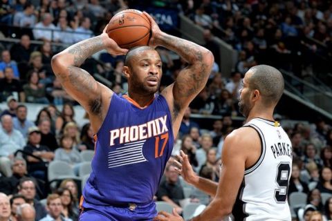 SAN ANTONIO, TX - DECEMBER 28: P.J. Tucker #17 of the Phoenix Suns handles the ball during the game against the San Antonio Spurs on December 28, 2016 at the AT&T Center in San Antonio, Texas. NOTE TO USER: User expressly acknowledges and agrees that, by downloading and or using this photograph, user is consenting to the terms and conditions of the Getty Images License Agreement. Mandatory Copyright Notice: Copyright 2016 NBAE (Photos by Mark Sobhani/NBAE via Getty Images)