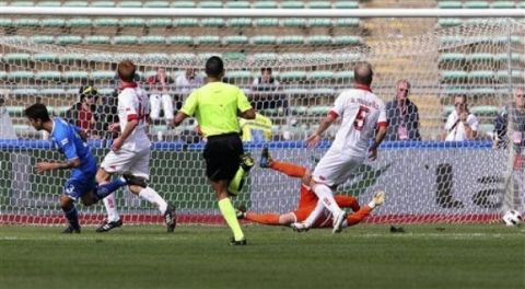 Brescia's Panagiotis Kone, of Greece, left, scores during an Italian Serie A soccer match between Bari and Brescia at the San Nicola stadium in Bari, Italy, Sunday, 26 Sept. 26, 2010. (AP Photo/Donato Fasano)