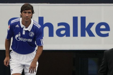 Former Real Madrid player Raul wears the jersey of his new team, Bundesliga soccer club Schalke 04, as he is presented to the media at the Schalke Arena in Gelsenkirchen, July 28, 2010.    REUTERS/Thomas Peter  (GERMANY - Tags: SPORT SOCCER)