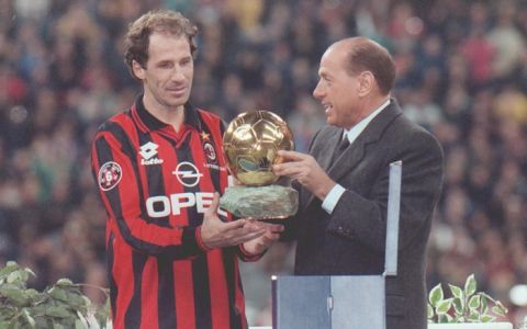  Franco Baresi premiato il 29 ottobre 1997 allo stadio Meazza dal presidente del Milan Silvio Berlusconi con un pallone d'oro.    RADAELLI/ANSA