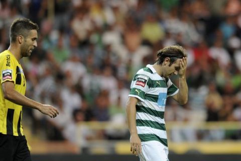 Sporting's Spanish  midfielder Diego Capel (R) reacts near Beira-Mar's midfielder Rui Sampaio (L) during their Portuguese league football match at Mario Duarte Stadium in Aveiro, northern Portugal, on August 21, 2011. AFP PHOTO/ FRANCISCO LEONG (Photo credit should read FRANCISCO LEONG/AFP/Getty Images)