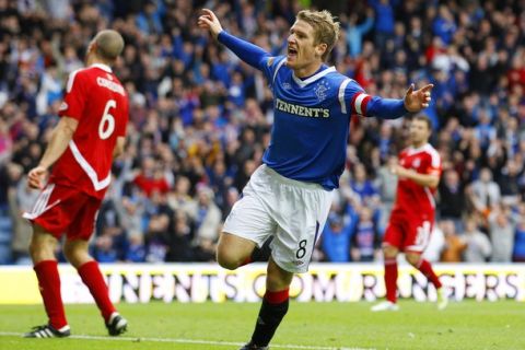 Rangers' Steven Davis (C) celebrates scoring against Aberdeen during their Scottish Premier League soccer match at Ibrox stadium in Glasgow, Scotland August 28, 2011.  REUTERS/David Moir (BRITAIN - Tags: SPORT SOCCER)