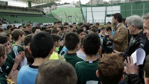 ΤΟΥΡΝΟΥΑ ΟΜΑΔΩΝ ΜΙΚΡΩΝ ΗΛΙΚΙΩΝ ΠΟΥ ΔΙΕΞΗΧΘΗΣΑΝ ΣΤΟ ΓΗΠΕΔΟ ΤΗΣ Λ.ΑΛΕΞΞΑΝΔΡΑΣ ΠΑΡΑΚΟΛΟΥΘΗΣΕ Ο ΔΙΕΥΘΥΝΤΗΣ ΤΩΝ ΑΚΑΔΗΜΙΩΝ ΤΟΥ ΠΑΝΑΘΗΝΑΙΚΟΥ ΤΑΚΗΣ ΦΥΣΣΑΣ .ΣΤΗ ΣΥΝΕΧΕΙΑ ΚΑΛΟΣΩΡΙΣΕ ΤΟΥ ΜΙΚΡΟΥΣ ΠΟΔΟΣΦΙΑΡΙΣΤΕΣ ΚΑΙ ΤΟΥ ΕΥΧΗΘΗΚΕ (ΟΠΩΣ ΕΙΠΕ) ΝΑ ΓΙΝΟΥΝ ΜΕΓΑΛΟΙ ΠΟΔΟΣΦΑΙΡΙΣΤΕΣ ΟΛΟΙ ΤΟΥΣ  ΦΩΤΟ ΧΡΗΣΤΟΣ ΜΠΟΝΗΣ//EUROKINISSI.SPORT