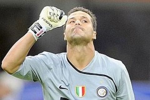 Inter Milan's Brazilian goalkeeper Julio Cesar gestures during penalties at the Italian Super Cup trophy against A.S. Roma at San Siro Stadium in Milan, on August 24, 2008. Inter won after penalty kicks. AFP PHOTO DAMIEN MEYER