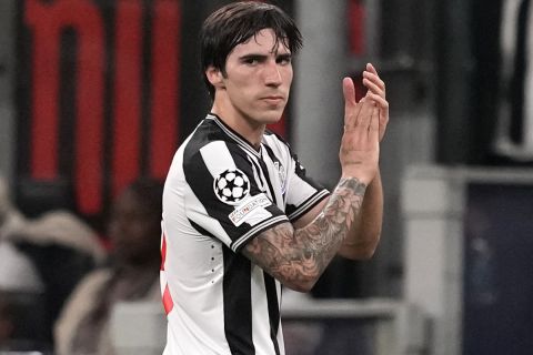 FILE - Newcastle's Sandro Tonali applauds as he leaves the pitch during the Champions League group F soccer match between AC Milan and Newcastle at the San Siro stadium in Milan, Italy,  Sept. 19, 2023. (AP Photo/Antonio Calanni, File)