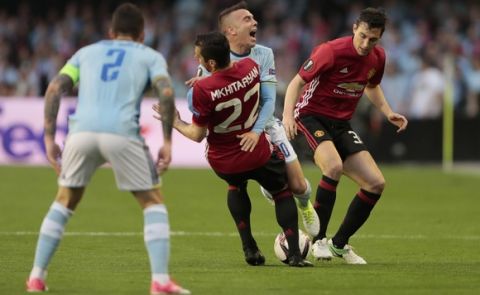 Manchester United's Henrikh Mkhitaryan, 2nd left, clashes with Celta's Iago Aspas during a Europa League, semifinal, first leg soccer match between Celta and Manchester United at the Balaidos stadium in Vigo, Spain, Thursday May 4, 2017. (AP Photo/Lalo R. Villar)