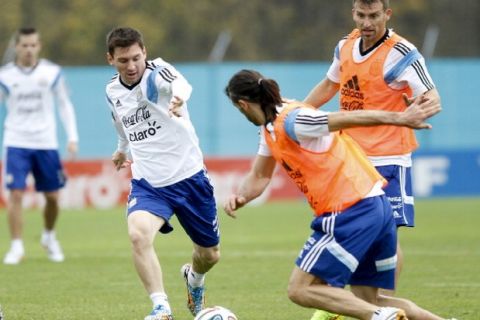 EZEIZA, ARGENTINA - MAY 31:  Lionel Messi of Argentina (L) fights for the ball with Martin Demichelis (M) as Hugo Campagnaro looks on during an Argentina training session at Ezeiza Training Camp on May 31, 2014 in Ezeiza, Argentina. (Photo by Gabriel Rossi/LatinContent/Getty Images)