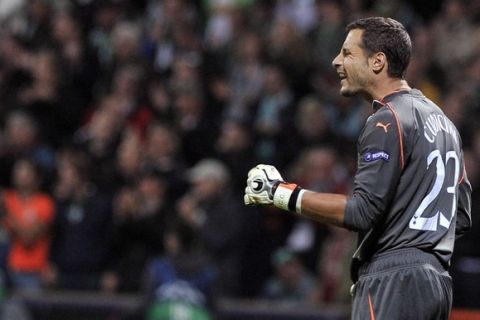 Tottenham Hotspur's goalkeeper Carlo Cudicini reacts after he failed to save a ball during their Champions League Group A soccer match against Werder Bremen in the northern German city of Bremen September 14, 2010.   REUTERS/Morris Mac Matzen (GERMANY - Tags: SPORT SOCCER)