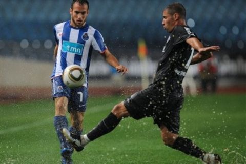 FC Porto's Fernando Belluschi, from Argentina, challenges Academica's Hugo Morais, right, in their Portuguese League soccer match at the Cidade de Coimbra Stadium in Coimbra, Portugal, Saturday, Oct. 30, 2010.Porto won 1-0. (AP Photo/Paulo Duarte)