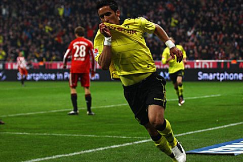 MUNICH, GERMANY - FEBRUARY 26: Lucas Barrios of Dortmund celebrates after scoring the opening goal during the Bundesliga match between FC Bayern Muenchen and Borussia Dortmund at Allianz Arena on February 26, 2011 in Munich, Germany.  (Photo by Sandra Montanez/Bongarts/Getty Images)