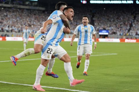 Ο Λαουτάρο Μαρτίνες πανηγυρίζει το γκολ που πέτυχε στο Χιλή - Αργεντινή