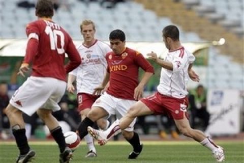 AS Roma midfielder David Pizarro of Chile, second right, fights for the ball with Livorno's Martin Bergvold of Denmark, second left, and Daniele De Vezze, right, as AS Roma's Francesco Totti looks on during an Italian Serie A top league soccer match between AS Roma and Livorno, in Rome, Saturday, April 19, 2008. (AP Photo/Andrew Medichini)