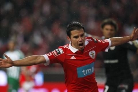 Benfica's Javier Saviola, from Argentina, celebrates scoring his team's second goal during their Portuguese League soccer match with Rio Ave Saturday, Dec. 18, 2010 at Benfica's Luz stadium in Lisbon. (AP Photo/Francisco Seco)