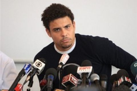 Brazilian AC Milan striker Ronaldo gives a press conference as he leaves the Pitie-Salpetriere hospital in Paris on February 22, 2008. Three-time world footballer of the year Ronaldo was operated on his ruptured tendon, an injury he suffered in a 1-1 draw against Livorno. AFP PHOTO / JACQUES DEMARTHON