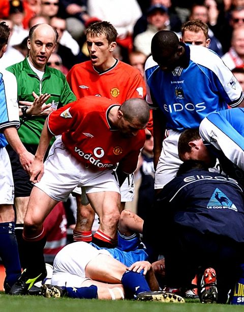 Manchester United Roy Keane shouts at Manchester City's Alfie Haaland (on ground) after being shown the red card during the FA Premiership game at Old Trafford, Manchester. 13/08/02 :