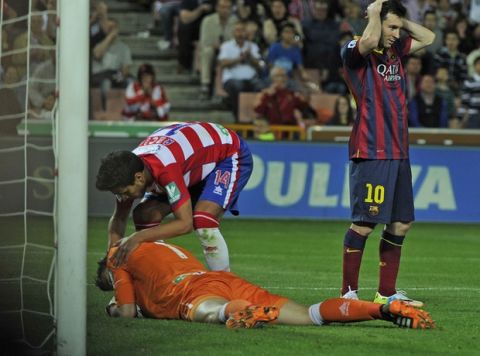 Partido de la Liga BBVA disputado entre el Granada y el Barcelona. En la imagen, Messi se lamenta. 

League BBVA match played between Granada and Barcelona. In this picture, Messi looks dejected.