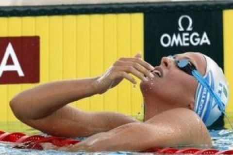 Italy's Federica Pellegrini celebrates after winning the gold medal in the Women's 400m freestyle, at the FINA Swimming World Championships in Rome, Sunday, July 26, 2009. Pellegrini set a World record clocking 3.59.15. (AP Photo/Michael Sohn) 