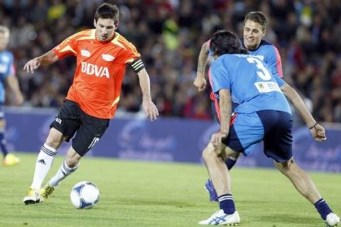 Bogota 21 de junio de 2012. Jugadores del equipo de Messi y sus amigos disputan el balon con los integrantes de El resto del Mundo durante el partido benefico denominado La Batalla de las Estrellas  jugado en el estadio de Nemesio Camacho El Campin de la ciudad de Bogota. Foto Carlos Ortega  CEET
