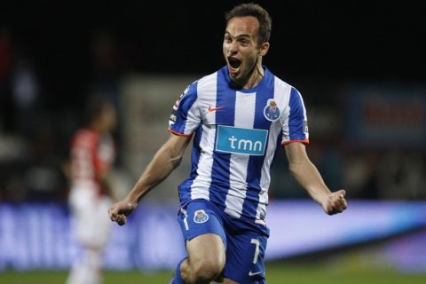 Porto's Fernando Belluschi celebrates his goal against S.C. Olhanense during their Portuguese Premier League soccer match at Olhao City stadium February 26, 2011.  REUTERS/Rafael Marchante (PORTUGAL - Tags: SPORT SOCCER)