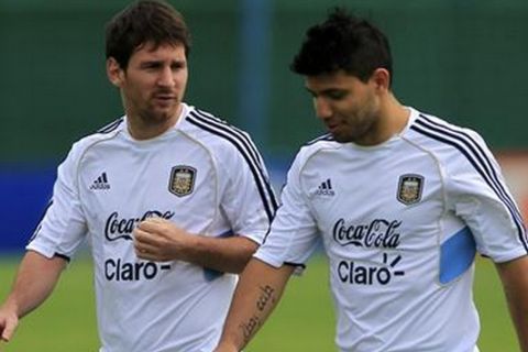 Argentina's Lionel Messi (L) talks with teammate Sergio Aguero during a training session ahead of their World Cup qualifying match against Uruguay in Buenos Aires October 9, 2012. REUTERS/Marcos Brindicci