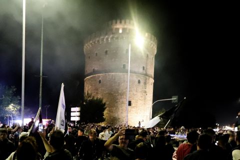 Οπαδοί του ΠΑΟΚ πανηγυρίζουν στον Λευκό Πύργο