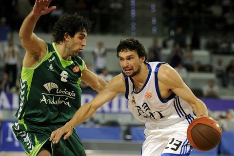 Real Madrid's guard Sergio Llull (R) vies with Unicaja Malaga's guard Berni Rodriguez (L) during their Euroleague Basketball group B match Real Madrid vs Malaga, on October 28, 2010 at La Caja Magica in Madrid.    AFP PHOTO/ JAVIER SORIANO (Photo credit should read JAVIER SORIANO/AFP/Getty Images)