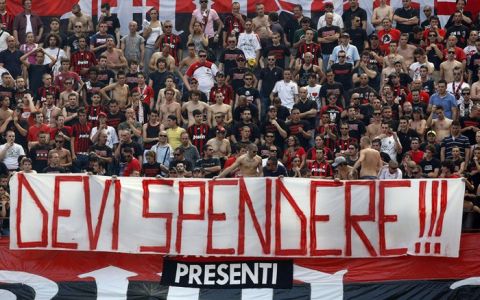 Il 24 maggio 2009, seduto in tribuna al Meazza per assistere all'ultima partita casalinga di Paolo Maldini prima del ritiro dal calcio giocato, il patron rossonero Silvio Berlusconi e'  pesantemente contestato dal tifo organizzato del Milan. Nei primi minuti della sfida contro la Roma, la Curva Sud rossonera ha esposto due striscioni all'indirizzo del presidente del Consiglio. 'Vendi Kaka' per risanare la societa' e non spendi piu' i tuoi milioni. Caro Berlusconi grazie di tutto e vai fuori dai c.', recitava il primo, seguito da un altro con scritto: 'Devi spendere'.  ANSA/DANIEL DAL ZENNARO/DRN