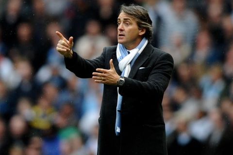 MANCHESTER, ENGLAND - APRIL 03:  Manchester City Manager Roberto Mancini gestures to his players during the Barclays Premier League match between Manchester City and Sunderland at the City of Manchester Stadium on April 3, 2011 in Manchester, England.  (Photo by Laurence Griffiths/Getty Images)